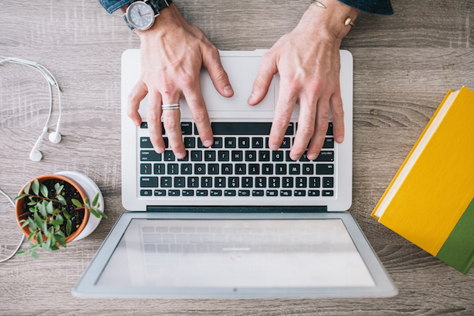 Death to Stock image of a man on a laptop Exemple de photos libres de droits Death to Stock