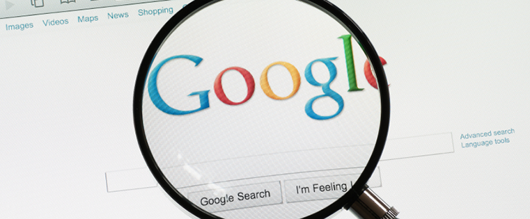 Loupe dirigée vers le logo Google d'une page de recherche