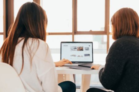 Duo de femmes travaillant le fil d'Ariane de leur site