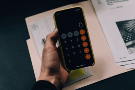 Téléphone avec application de calculatrice ouverte