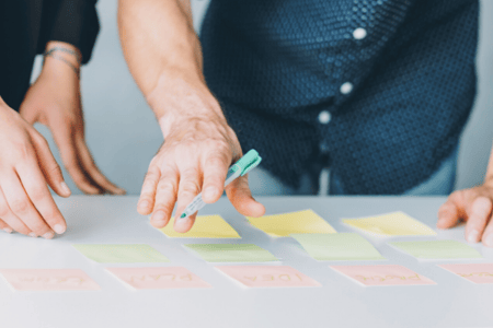 gestion de projet en équipe focus sur les mains et post-it