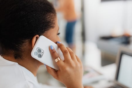 Femme en appel téléphonique
