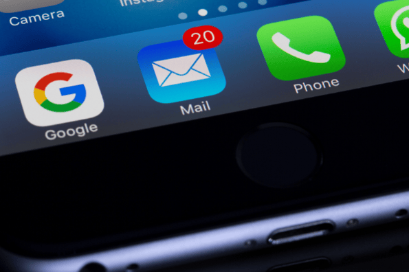 écran d'iphone avec l'application Mail