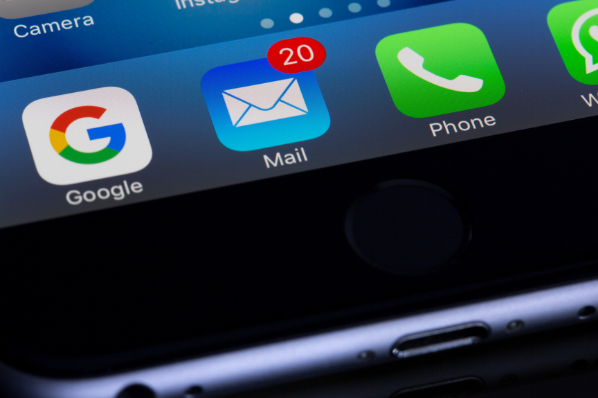 écran d'iphone avec l'application Mail