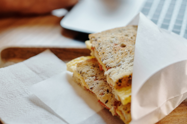 sandwich posé sur une table