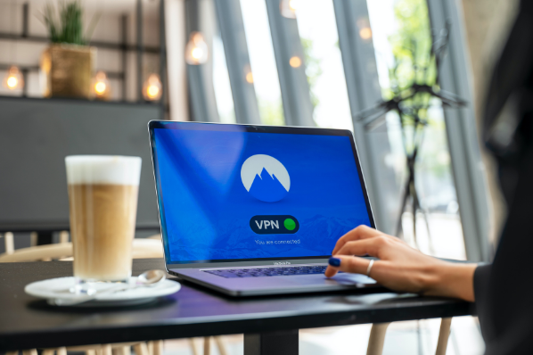 Ordinateur ouvert sur un VPN