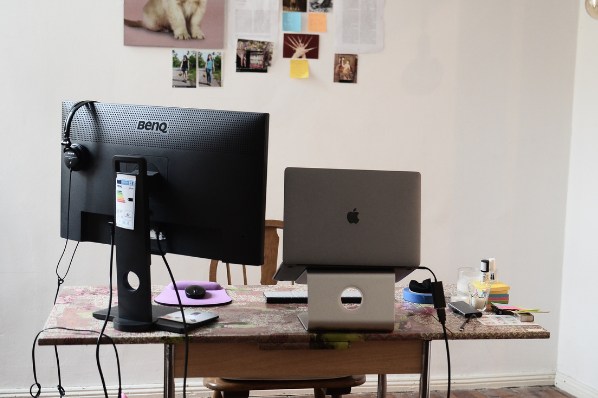 Bureau avec un ordinateur et un écran 