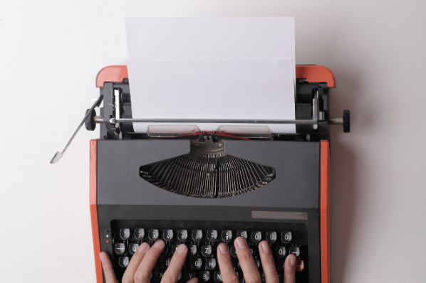 mains sur un clavier de machine à écrire