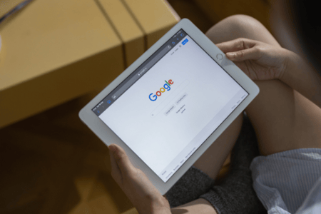 Tablette allumée et ouverte sur Google