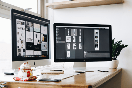 concepts de product design sur deux moniteurs placés sur un bureau