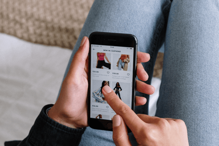 Personne entrain de faire du shopping sur son téléphone 