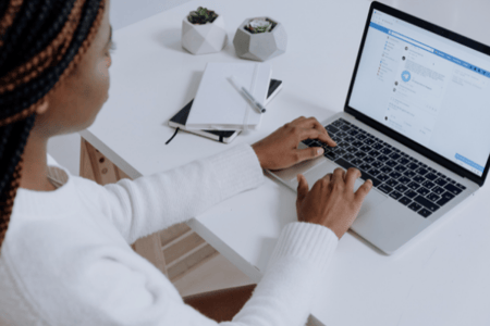 Collaboratrice entrain de publier sur Facebook