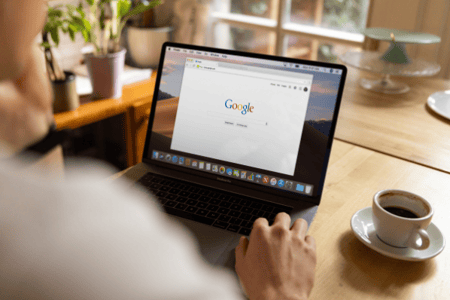 Ordinateur ouvert sur la page d'accueil de Google
