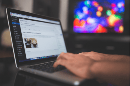 Rédaction d'un article de blog en cours sur ordinateur