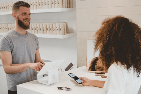 Client entrain de payer un vendeur pour un bien 