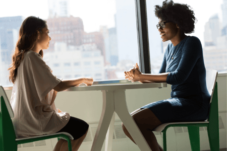 Personne entrain de faire son elevator pitch 
