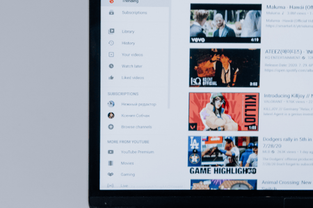 Ordinateur montrant une description YouTube