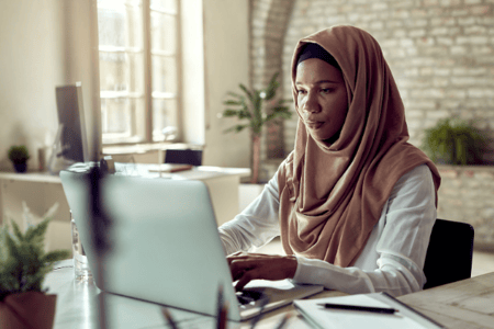 Contrôleuse de gestion au travail