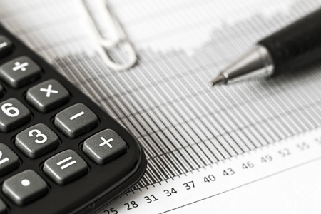 calculatrice, stylo et feuille de calcul