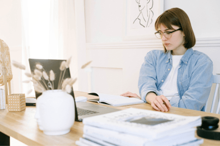 Personne à son bureau entrain de réfléchir au design de sa newsletter