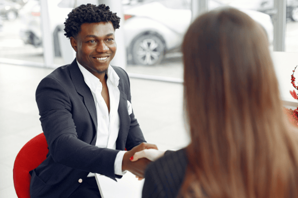 un commercial souriant serrant la main d'un client 