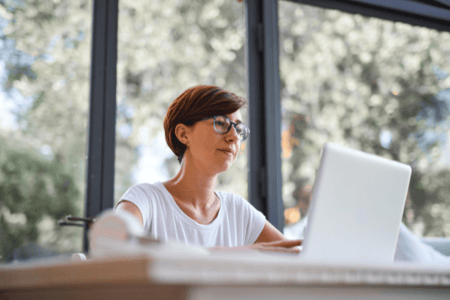Personne entrain de travailler sur son ordinateur
