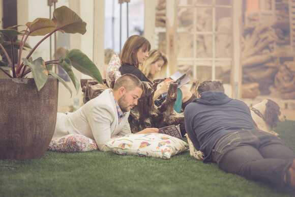 Stokpic image of a group of people reading magazines outside Exemple de photos libres de droits Stokpic