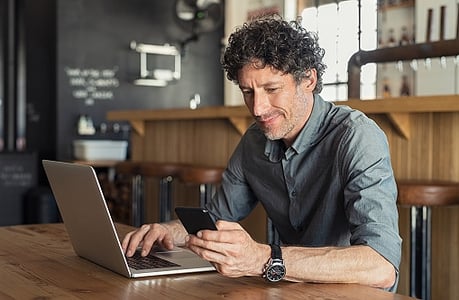 Homme daffaires dans un café