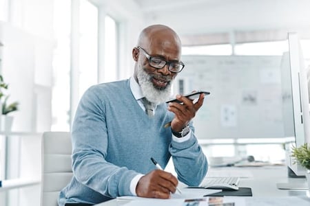 personne entrain de rédiger un titre linkedin