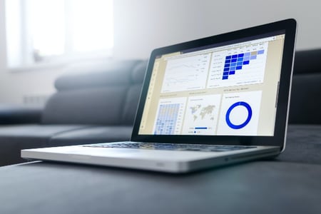 ordinateur avec graphique d' analyse de données