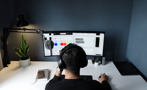 designer utilisant un logiciel PAO