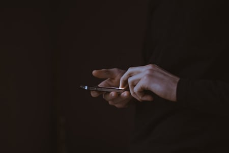 Personne consultant son téléphone mobile