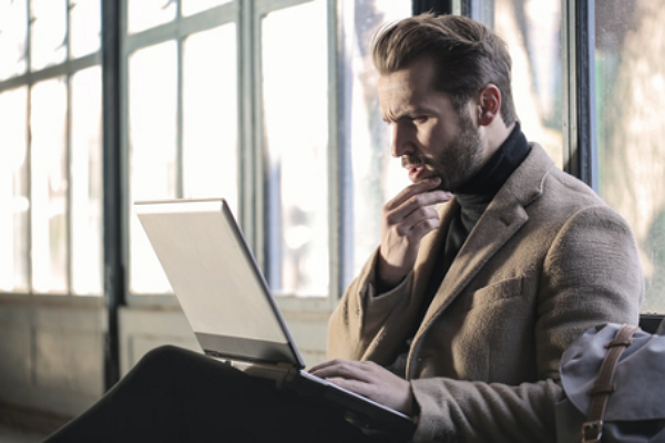 Personne faisant des recherches sur le modèle freemium