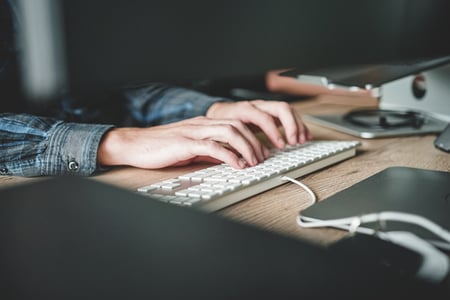 Personne travaillant son prévisionnel de ventes