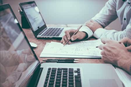 Rédaction du reporting commercial sur papier et ordinateur