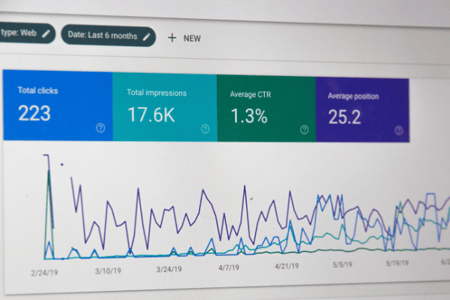 statistiques et chiffres SEO reportés dans un tableau de suivi SEO