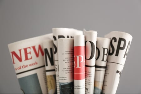 plusieurs journaux papiers provenant de différentes enseignes de presse