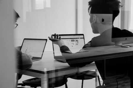 échange avec un client pour connaître ses besoins
