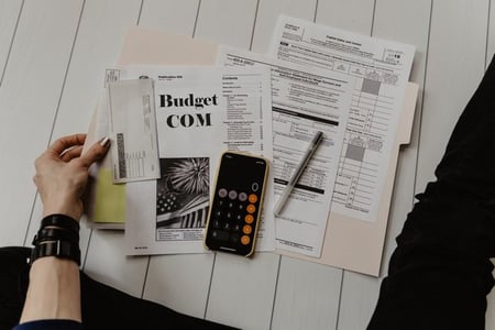 Collaboratrice travaillant sur un budget communication