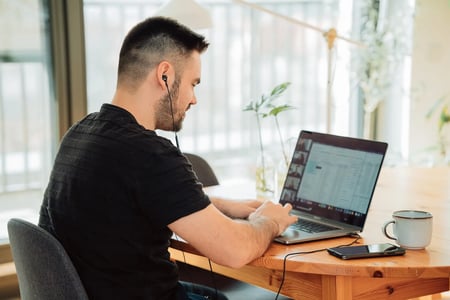 conseiller client pratiquant le call whispering