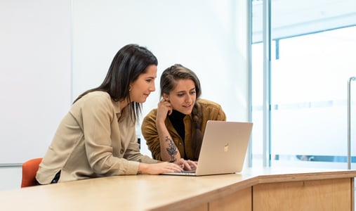 deux employées sur un ordinateur
