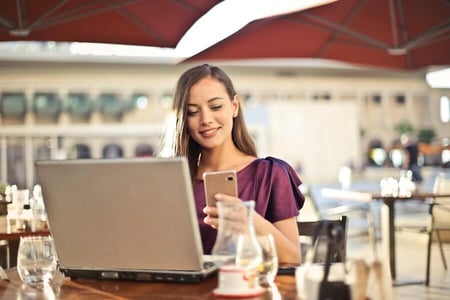 différence entre le chat en direct et une application de messagerie