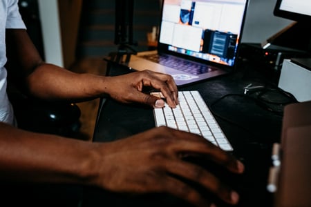 Collaborateur consultant le score Core Web Vitals du site de l'entreprise