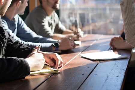 Groupe de réflexion prenant des notes sur la question d'une étude quantitative