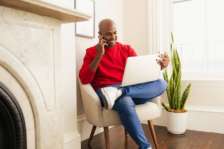 personne assise, au téléphone 
