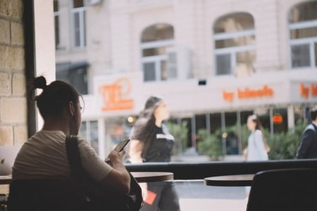 envoi d'un SMS depuis un café