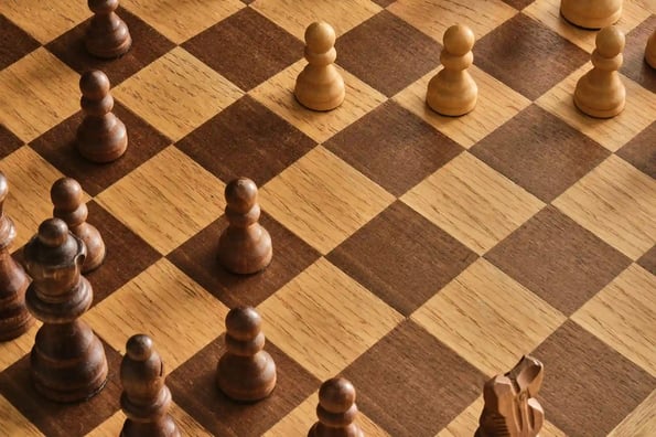first mover illutré par un jeu d'échec 