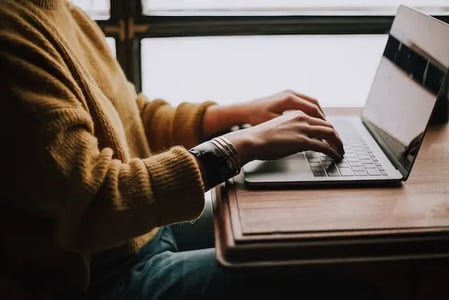 Collaborateur écrivant un objet d'email réussi
