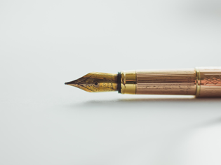 stylo à plume sur papier blanc