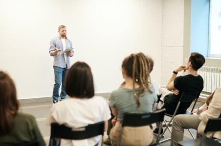 Animateur face aux participants du focus group